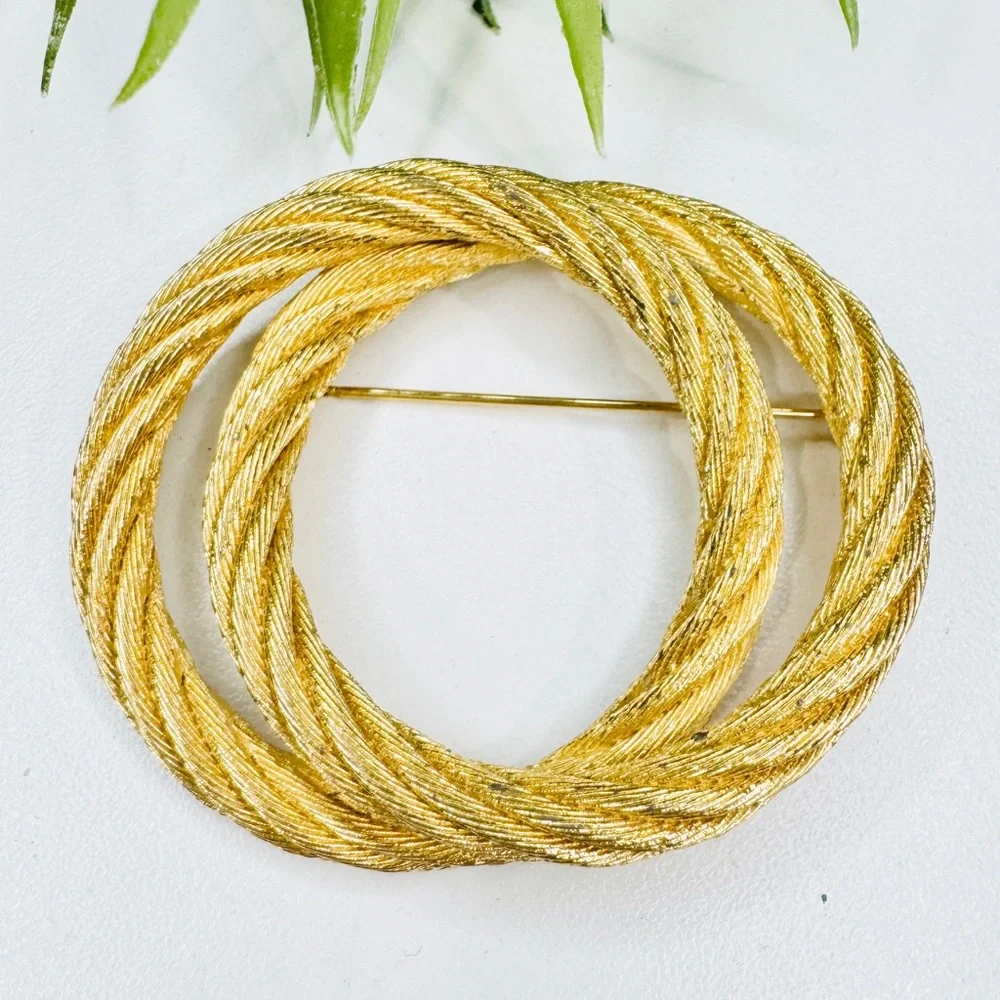 Vintage 80s Christian Dior Retro Gold Tone Double Circle Twisted Rope Brooch Pin